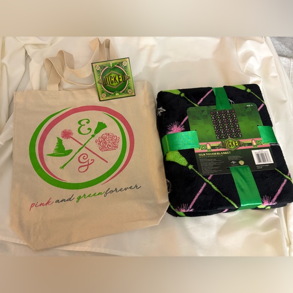 WICKED  Silk Touch Blanket/ Throw with tote bag - Picture 1 of 4